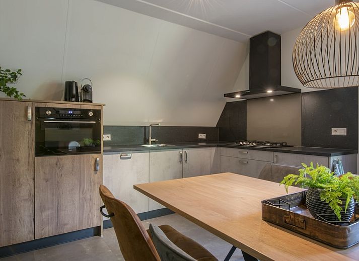 Cozy kitchen in K6KV Comfort bungalow in Oosterhout, North Brabant with modern furnishings and spacious dining area.