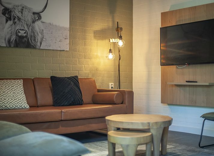 Cozy kitchen in K6KV Comfort bungalow in Oosterhout, North Brabant with modern furnishings and spacious dining area.