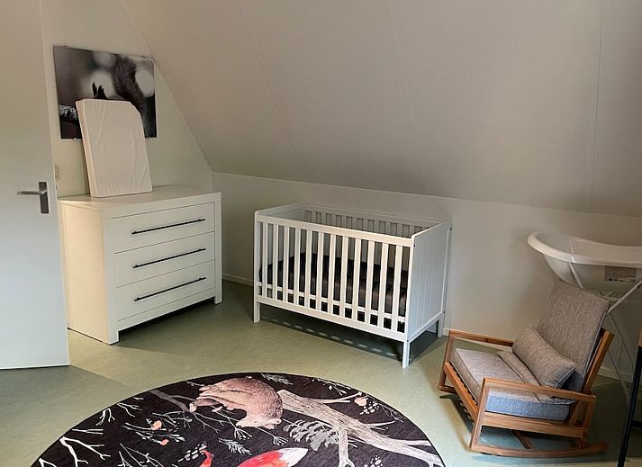 Comfortable living room in K6KV Comfort vacation home in Oosterhout, West Brabant with stylish furniture and atmospheric lighting.