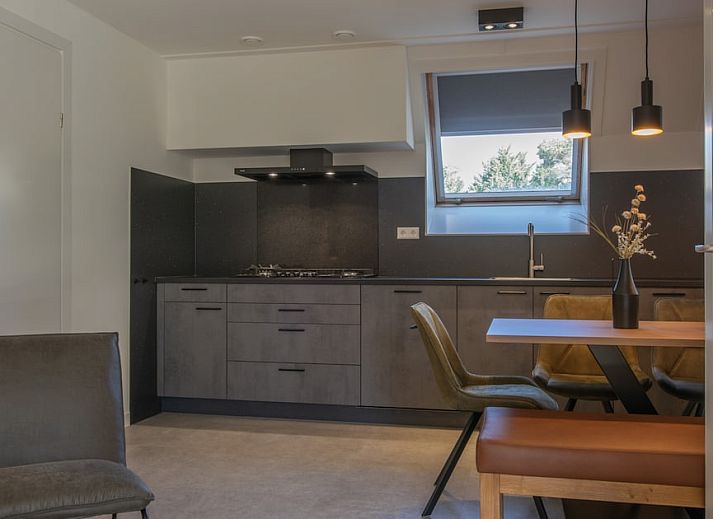 Modernes Badezimmer im Bungalow FV14 Comfort Plus in Oosterhout, Westbrabant, mit stilvoller Dusche und Waschbecken.