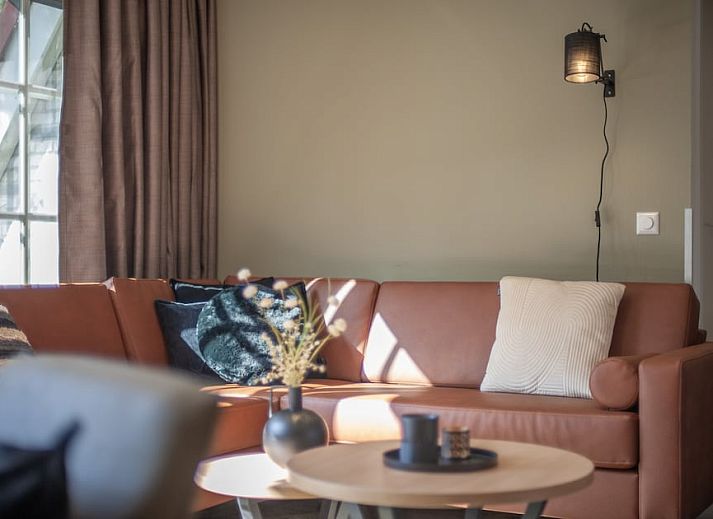 Modernes Badezimmer im Bungalow FV14 Comfort Plus, Oosterhout, Nordbrabant, mit stilvoller Dusche und Waschbecken.