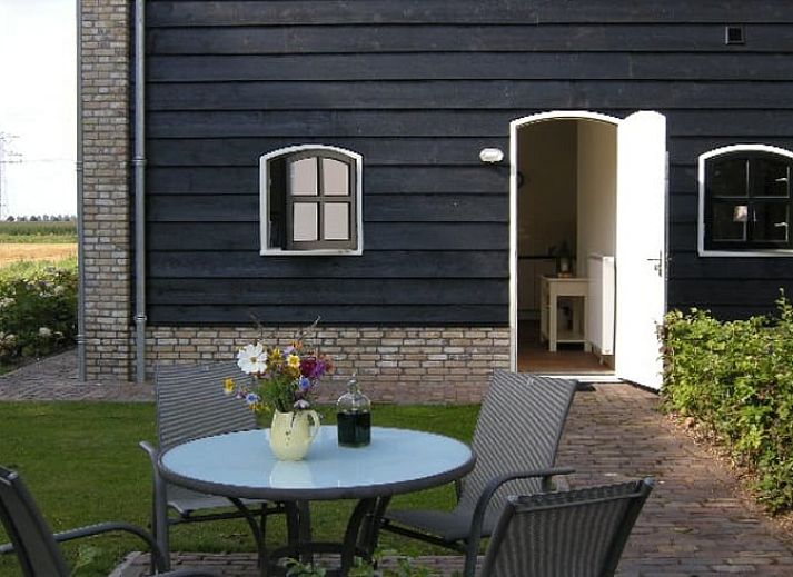 Ferienhaus in Drimmelen, West-Brabant mit charmanter Fassade und orangefarbenen Dachziegeln.