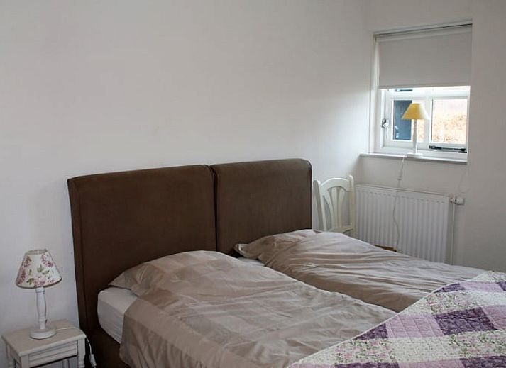 Ferienhaus in Drimmelen, West-Brabant mit charmanter Fassade und orangefarbenen Dachziegeln.