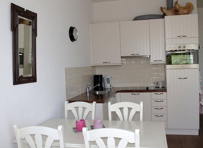 Ferienhaus in Drimmelen, West-Brabant mit charmanter Fassade und orangefarbenen Dachziegeln.