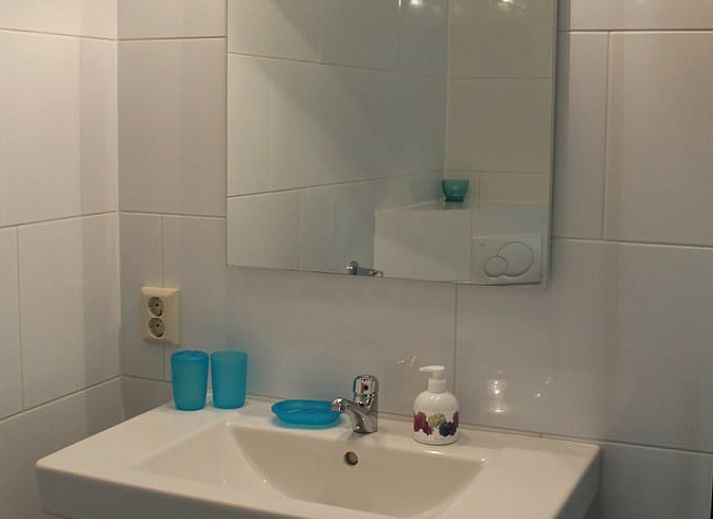 Ferienhaus in Drimmelen, West-Brabant mit charmanter Fassade und orangefarbenen Dachziegeln.