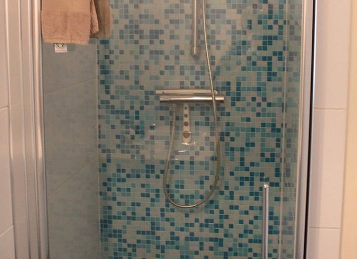 Terrasse von Haus in Drimmelen, Ferienhaus in Nordbrabant mit Sitzecke und gruener Umgebung.