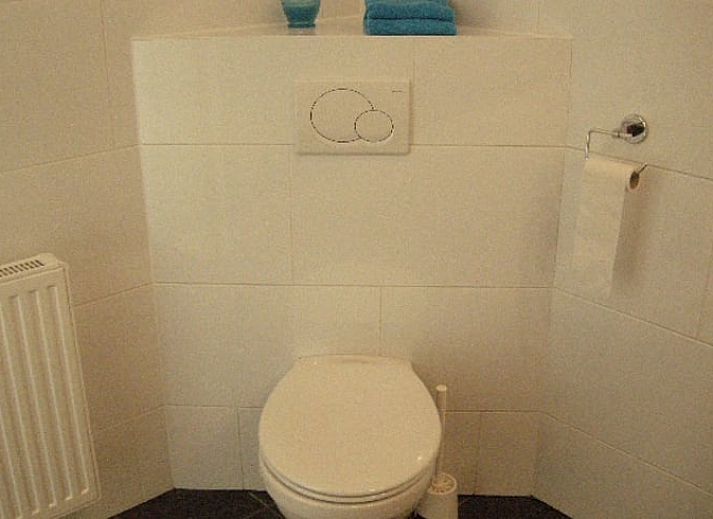 Terrasse von Haus in Drimmelen, Ferienhaus in Nordbrabant mit Sitzecke und gruener Umgebung.