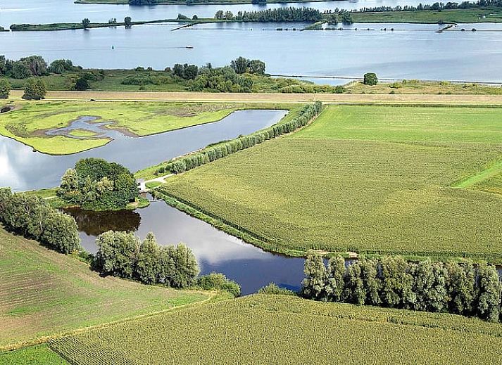 Terrasse von Haus in Drimmelen, Ferienhaus in Nordbrabant mit Sitzecke und gruener Umgebung.