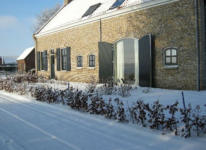 Badezimmer im Ferienhaus in Drimmelen, West-Brabant, mit stilvollem Waschbecken.