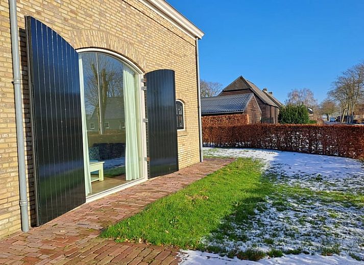 Badezimmer im Ferienhaus in Drimmelen, West-Brabant, mit stilvollem Waschbecken.
