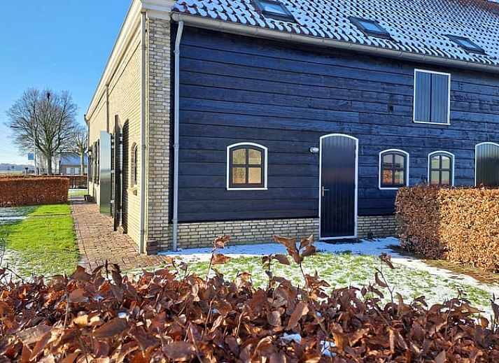 Badezimmer im Ferienhaus in Drimmelen, West-Brabant, mit stilvollem Waschbecken.