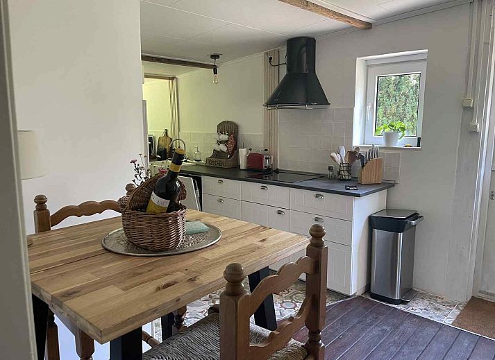 Gezellige eetkamer in vakantiehuis NB094, Molenschot, West Brabant, met veel natuurlijk licht.