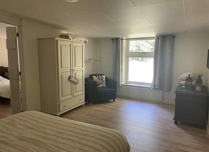 Gezellige eetkamer in vakantiehuis NB094, Molenschot, West Brabant, met veel natuurlijk licht.