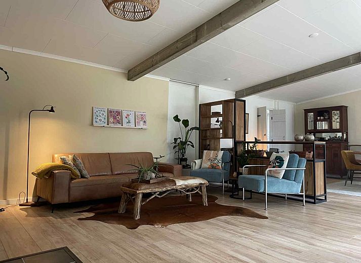 Eetkamer in NB094 vakantiehuis, Molenschot, met landelijke charme en uitzicht op de natuur.