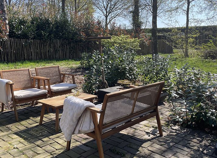 Eetkamer in NB094 vakantiehuis, Molenschot, met landelijke charme en uitzicht op de natuur.