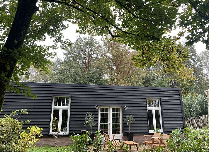 Eetkamer in NB094 vakantiehuis, Molenschot, met landelijke charme en uitzicht op de natuur.