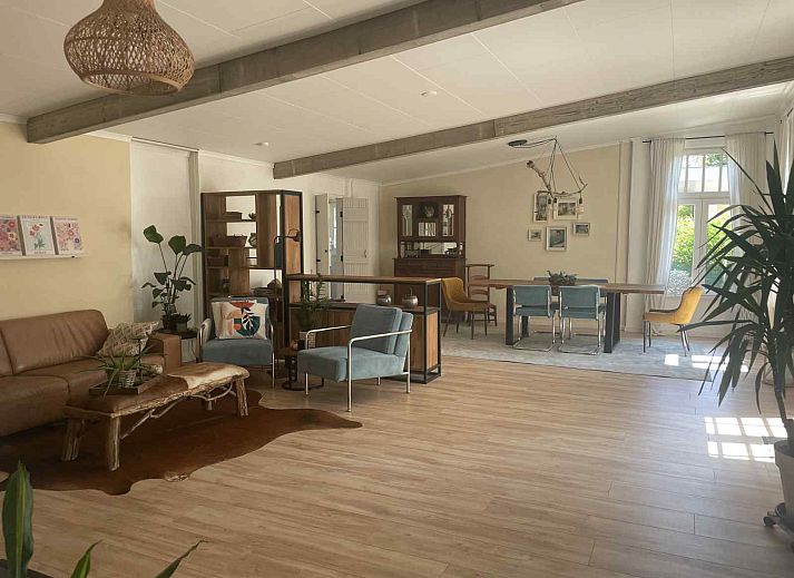 Ruime slaapkamer in vakantiehuis NB094, Molenschot, West Brabant, met grote ramen.