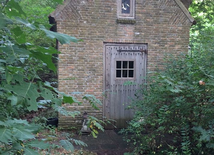 Landstrasse am Ferienhaus in Rijsbergen, umgeben von gruenen Feldern in Westbrabant, Nordbrabant.