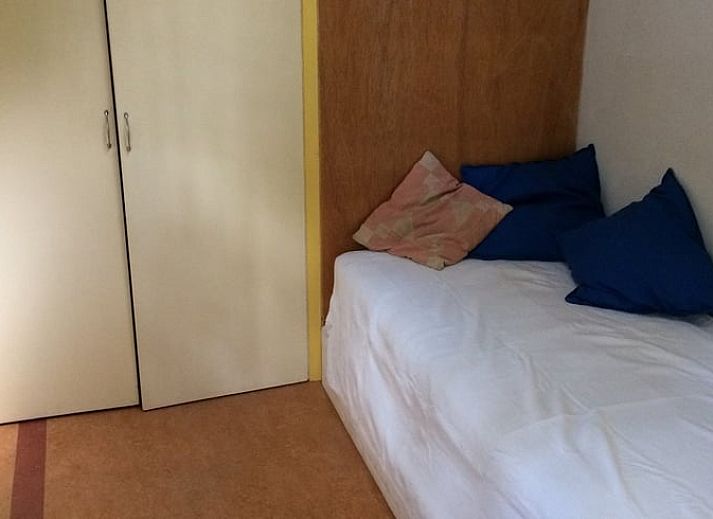 Landstrasse am Ferienhaus in Rijsbergen, umgeben von gruenen Feldern in Westbrabant, Nordbrabant.