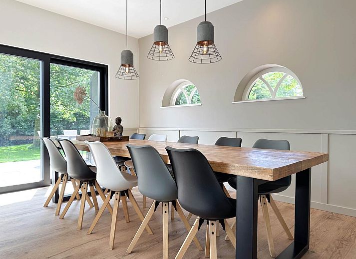 Whirlpool im Garten des Ferienhauses De Karkooi in Rijsbergen, umgeben von viel Gruen.