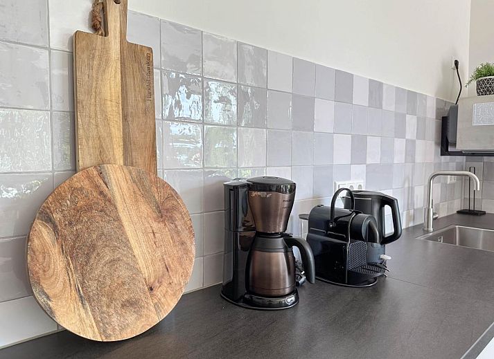 Whirlpool im Garten des Ferienhauses De Karkooi in Rijsbergen, umgeben von viel Gruen.