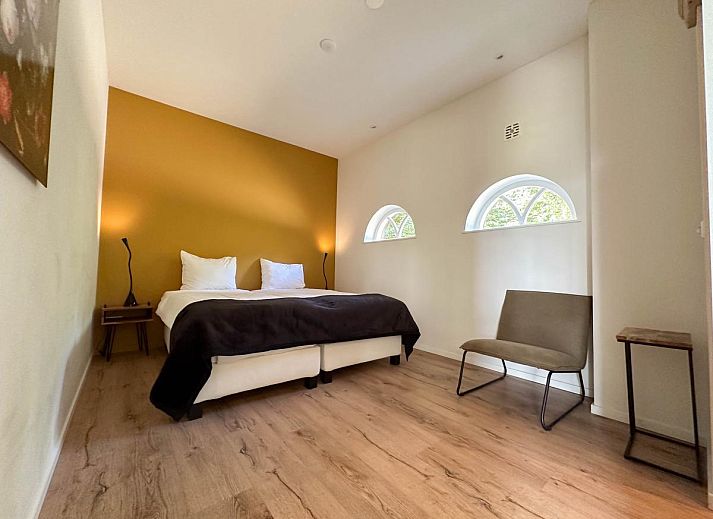 Whirlpool im Garten des Ferienhauses De Karkooi in Rijsbergen, umgeben von viel Gruen.