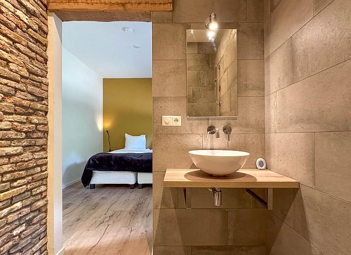 Modernes Wohnzimmer im Ferienhaus De Karkooi in Rijsbergen mit Blick auf die Natur.