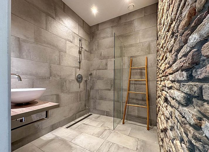 Modernes Wohnzimmer im Ferienhaus De Karkooi in Rijsbergen mit Blick auf die Natur.