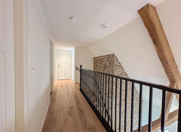 Gemuetliche Sitzecke im Ferienhaus De Karkooi in Rijsbergen mit grossen Fenstern.