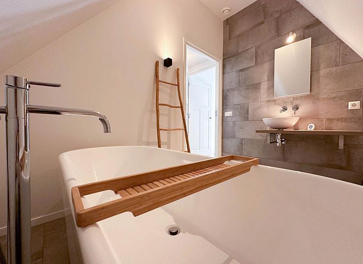 Gemuetliche Sitzecke im Ferienhaus De Karkooi in Rijsbergen mit grossen Fenstern.