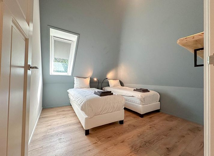 Gemuetliche Sitzecke im Ferienhaus De Karkooi in Rijsbergen mit grossen Fenstern.