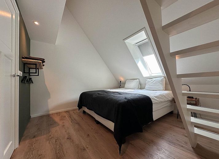 Geraeumiges Wohnzimmer des Ferienhauses De Karkooi in Rijsbergen mit Holzboden.