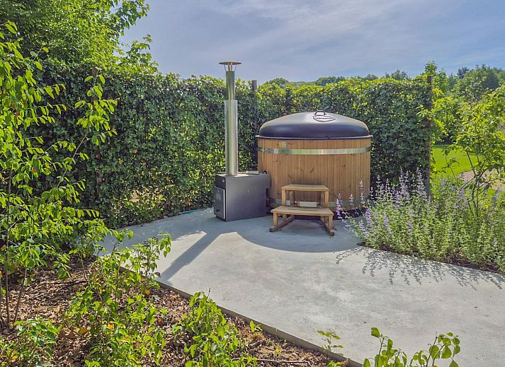 De Stal vacation home in Rijsbergen, North Brabant with green garden and terrace surrounded by nature.