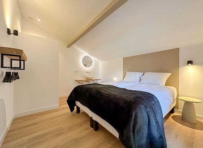 De Stal vacation home in Rijsbergen, North Brabant with green garden and terrace surrounded by nature.