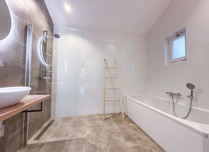 Relax in the hot tub of De Stal vacation home in Rijsbergen, West Brabant surrounded by green surroundings.