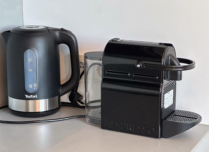 Stylish living room of De Stal vacation home in Rijsbergen with open kitchen and modern furnishings.