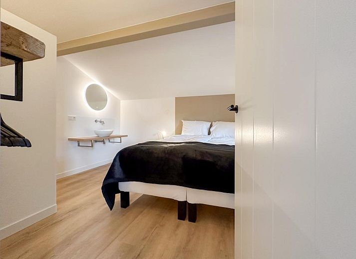 Stylish living room of De Stal vacation home in Rijsbergen with open kitchen and modern furnishings.