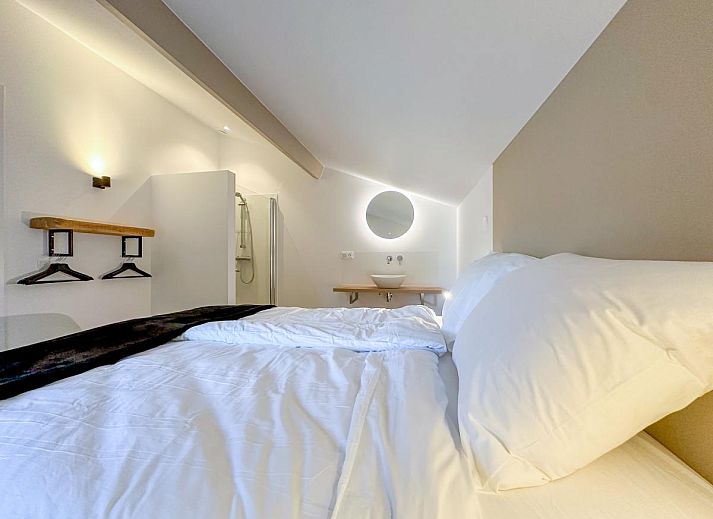 Stylish living room of De Stal vacation home in Rijsbergen with open kitchen and modern furnishings.