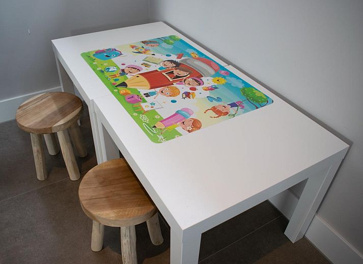 Stilvolles Esszimmer im Jonkershof, Ferienhaus in Lage Zwaluwe mit Blick auf die Natur von Westbrabant.