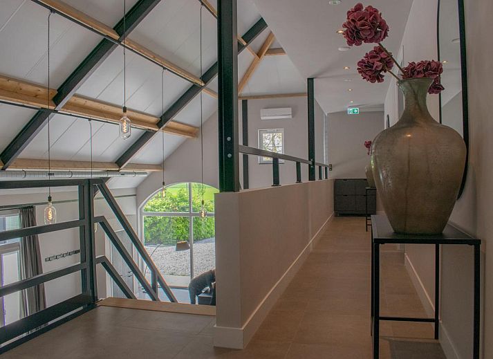 Grosser Esstisch im Jonkershof, Ferienhaus in Lage Zwaluwe, ideal fuer Gruppenessen in Nordbrabant.