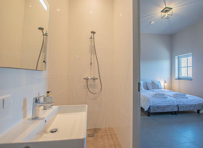 Grosser Esstisch im Jonkershof, Ferienhaus in Lage Zwaluwe, ideal fuer Gruppenessen in Nordbrabant.