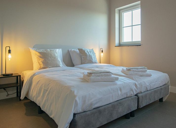 Moderne Einrichtung des Ferienhauses Jonkershof in Lage Zwaluwe mit hohen Decken in Westbrabant.