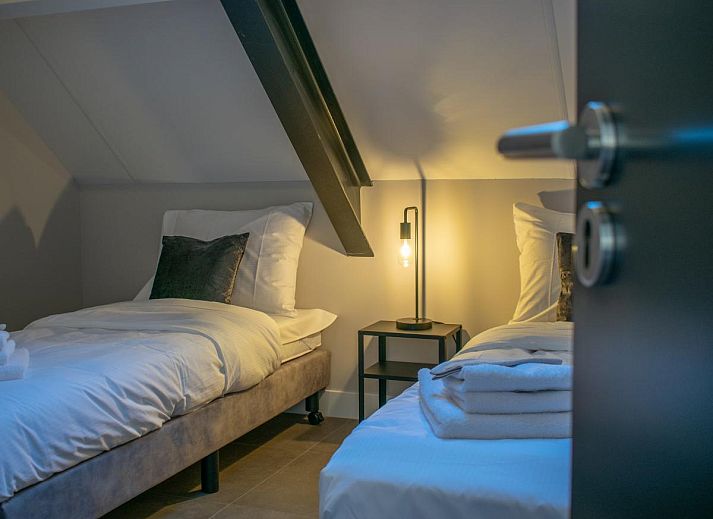 Moderne Einrichtung des Ferienhauses Jonkershof in Lage Zwaluwe mit hohen Decken in Westbrabant.