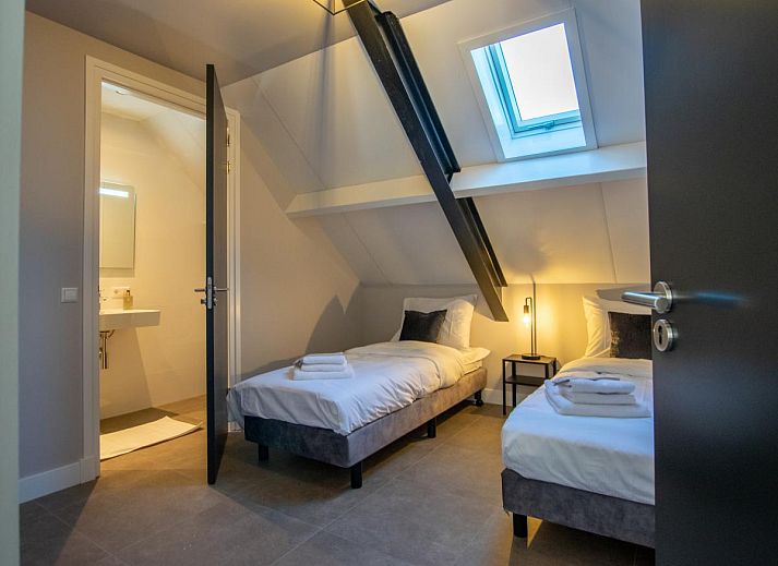 Moderne Einrichtung des Ferienhauses Jonkershof in Lage Zwaluwe mit hohen Decken in Westbrabant.