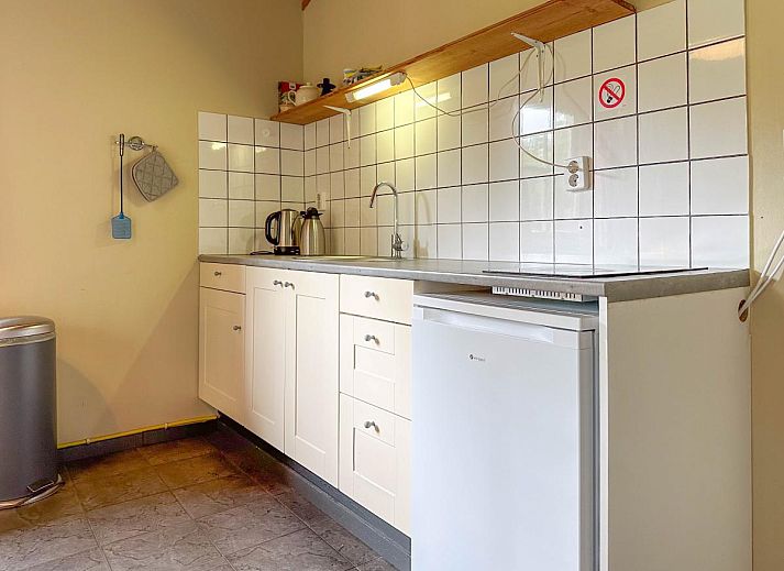 Gezellige woonkamer van vakantiehuis Aarde in Lage Zwaluwe, met houten plafond in West Brabant, Noord Brabant.