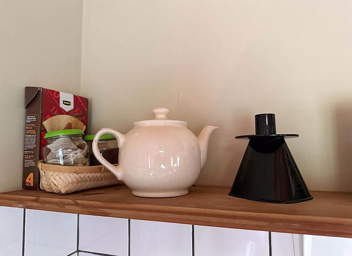 Gezellige woonkamer van vakantiehuis Aarde in Lage Zwaluwe, met houten plafond in West Brabant, Noord Brabant.