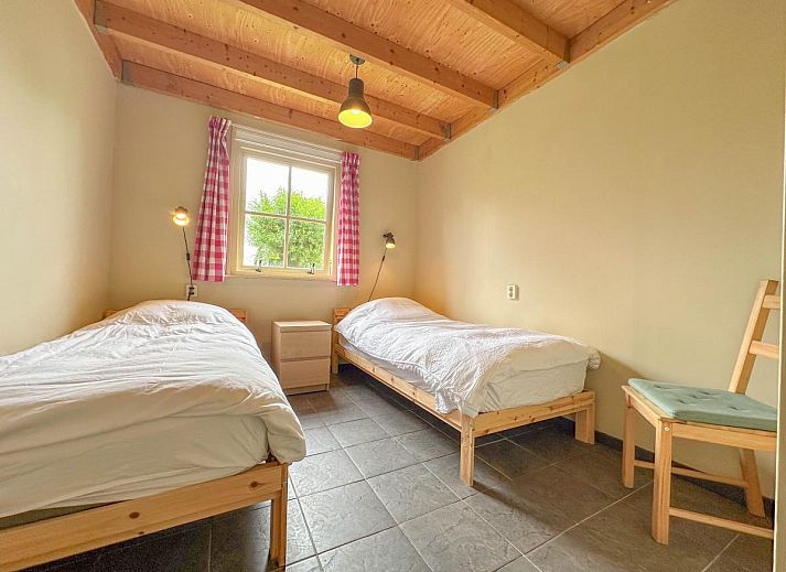 Gezellige woonkamer van vakantiehuis Aarde in Lage Zwaluwe, met houten plafond in West Brabant, Noord Brabant.