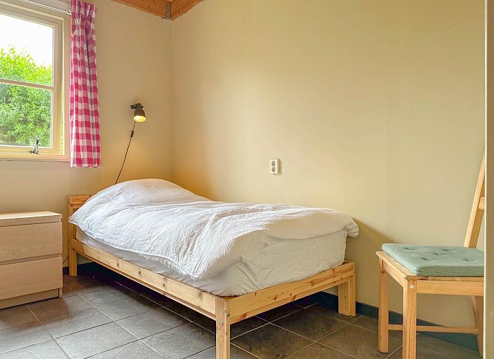 Gezellige woonkamer van vakantiehuis Aarde in Lage Zwaluwe, met houten plafond in West Brabant, Noord Brabant.