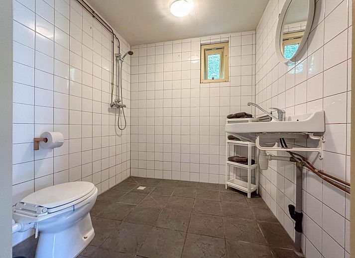 Ruime woonruimte in vakantiehuis Aarde, Lage Zwaluwe, met houtkachel in West Brabant, Noord Brabant.