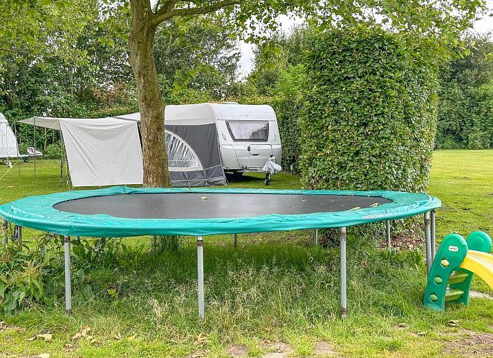 Eethoek en woonkamer in vakantiehuis Aarde, ideaal voor familieverblijven in Lage Zwaluwe, West Brabant.